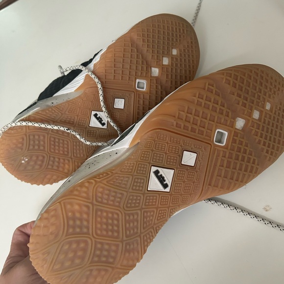Lebron Basketball shoes, size 6, used for one season and only worn on the court - Picture 4 of 4
